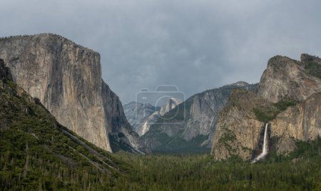 Nubes construyen sobre el valle de Yosemite en verano