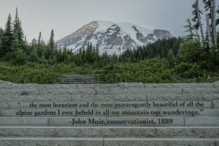 Parc national du Mont-Rainier, États-Unis : 16 juillet 2023 : Citation de John Muir sur les escaliers menant à la zone paradisiaque du parc national du Mont-Rainier