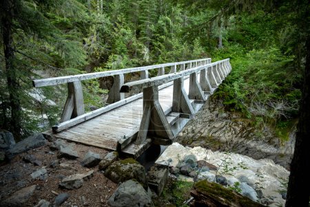 Große Stock Bridge überquert den South Puyallup River in Mount Rainier auf dem Wonderland Trail