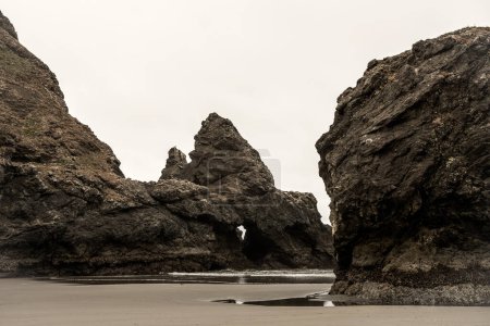 Petit tunnel peut être vu à travers la pile de la mer sur Meyers Beach sur la côte de l'Oregon