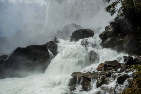 Wasser ergießt sich über Felsen am Fuß der Wapama Falls im Yosemite