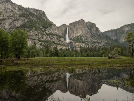 Der Yosemite-Fall spiegelt sich in den ruhigen Wassern wider, die das Tal während eines Hochschneefalls überfluten