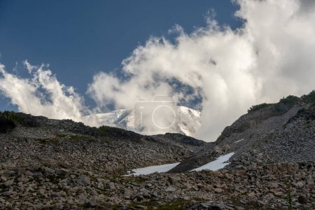 Blick vom Spray Park auf einen wolkenverhangenen Mount Rainier an einem Sommernachmittag