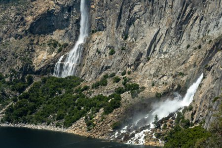 Tueeulala y Wapama Falls se apresuran hacia Hetch Hetchy Resevoir en Yosemite