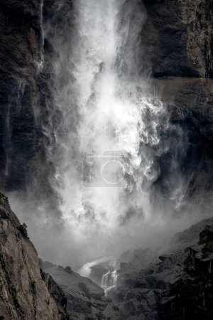 Upper Yosemite Falls kracht bei Peak Flow in die feuchten Granitwände unten
