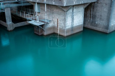 Brillantes aguas azules del lago Diablo debajo de las paredes de la presa en cascadas del norte
