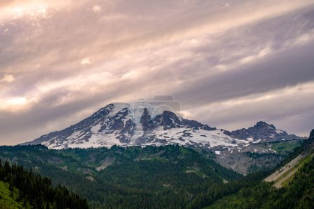 Nubes anaranjadas débiles con textura extraña sobre el Parque Nacional Mount Rainier al atardecer