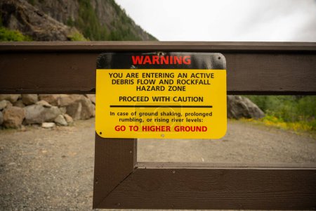 Steinschlag-Gefahrenschild am Trailhead im Mount Rainier Nationalpark