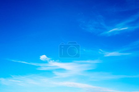 Téléchargez les photos : Ciel bleu avec fond nuageux - en image libre de droit