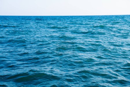 Photo pour Eau de mer bleue texture de fond - image libre de droit