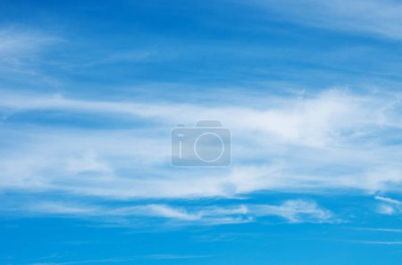 Foto de Fondo azul cielo con nubes blancas - Imagen libre de derechos