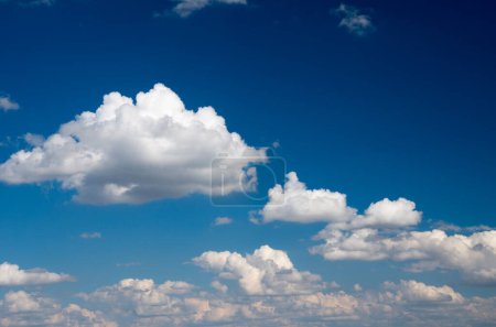Foto de Fondo azul cielo con nubes blancas - Imagen libre de derechos