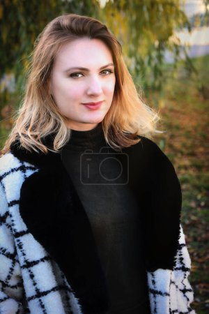 Téléchargez les photos : Portrait de jeune femme debout dehors dans un parc - en image libre de droit