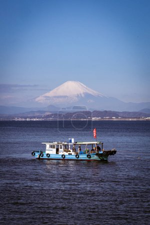 Foto de Monte Fuji en el fondo con un pequeño barco en la parte delantera - Imagen libre de derechos