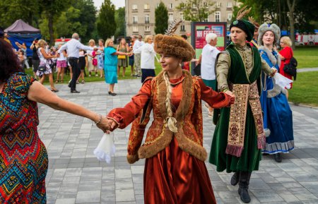 Téléchargez les photos : Cracovie, Pologne - 01 août 2023 : Un couple vêtu d'une tenue royale se promène dans un parc habillé en roi et reine de Pologne - en image libre de droit