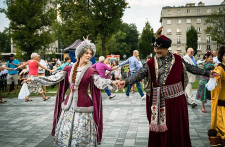 Téléchargez les photos : Cracovie, Pologne - 01 août 2023 : Un couple vêtu d'une tenue royale se promène dans un parc habillé en roi et reine de Pologne - en image libre de droit