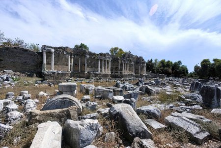 Foto de Ruinas de la fuente monumental Nymphaeum en Side, Turquía. Nymphaeum, construido en el siglo II dC, se encuentra fuera de las murallas de la ciudad frente a la puerta de la ciudad. - Imagen libre de derechos