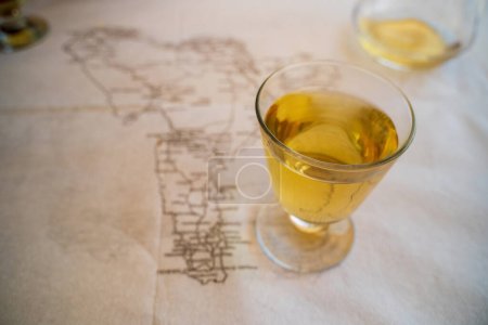 Foto de Vino blanco mantenido en una mesa con fuera de foco mapa de América del Sur en el fondo, concepto de país de producción de vino - Imagen libre de derechos