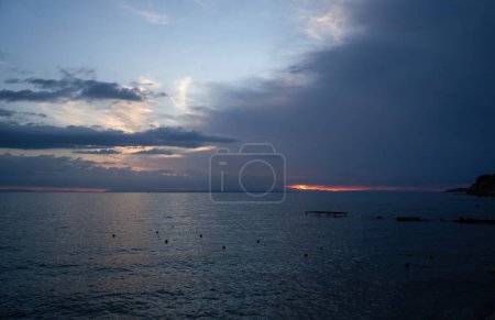Téléchargez les photos : Vue grand angle d'une mer, de montagnes et d'un lever de soleil spectaculaire à Drosie, plage de Belussi située sur l'île de Zante, Grèce - en image libre de droit
