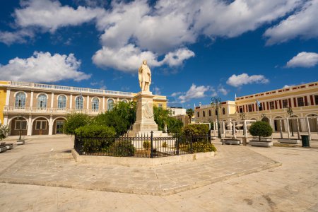 Foto de ZAKYNTHOS, GRECIA - 21 de septiembre de 2022: Estatua de Dionysios Solomos frente al museo bizantino en la ciudad de Zakynthos, Grecia. - Imagen libre de derechos
