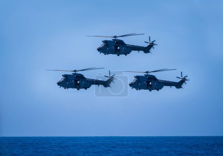 Fuerza Aérea Española AS.332 Helicóptero de búsqueda y rescate de combate militar Puma en la pista de la base aérea de Torrejón volando sobre el mar