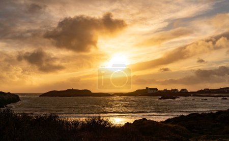 Téléchargez les photos : Sunset on the beach at Rhoscolyn Isle of Anglesey North Wales - en image libre de droit