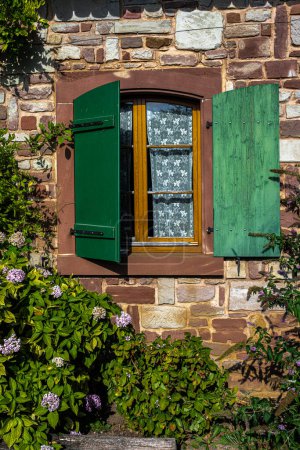 Téléchargez les photos : Fenêtre d'une maison d'Alsace en France - en image libre de droit