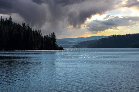 Téléchargez les photos : Vue sur le lac Chatcolet en Idaho - en image libre de droit