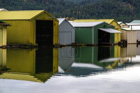 Téléchargez les photos : Maisons de Bateau sur le Lac Chatcolet, Idaho - en image libre de droit