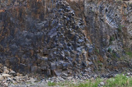Foto de Pilares de basalto en una cantera. Columnas de basalto natural textura de primer plano. Fondo natural abstracto o textura. - Imagen libre de derechos