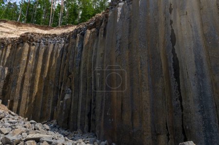 Foto de Pilares de basalto en una cantera. Columnas de basalto natural textura de primer plano. Fondo natural abstracto o textura. - Imagen libre de derechos