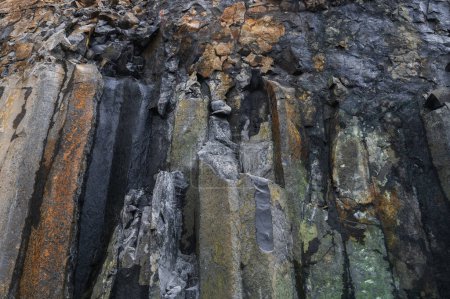 Téléchargez les photos : Des piliers de basalte dans une carrière. Colonnes de basalte naturel texture de gros plan. Contexte naturel abstrait ou texture. - en image libre de droit