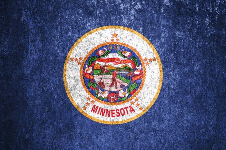 Téléchargez les photos : Gros plan sur le drapeau de l'État du Minnesota. Drapeau sale de l'état du Minnesota sur une surface métallique. - en image libre de droit