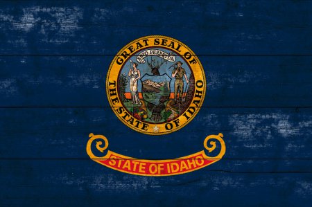 Téléchargez les photos : Drapeau de l'État de l'Idaho sur une surface en bois. Bannière du drapeau de l'État de l'Idaho grunge. - en image libre de droit