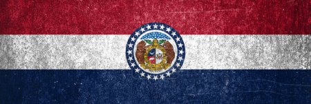 Téléchargez les photos : Gros plan sur le drapeau de l'État du Missouri. Drapeau sale de l'État du Missouri sur une surface métallique. - en image libre de droit