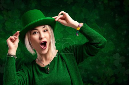 Femme souriante en tenue verte avec chapeau de lutin sur fond de trèfle