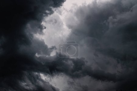 Dunkle Gewitterwolken sammeln sich am Himmel und schaffen eine dramatische und stimmungsvolle Szene