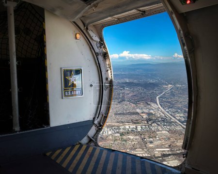 Téléchargez les photos : Une vue de San Diego, Californie depuis les avions Golden Knights de l'armée américaine alors qu'ils montent pour leur saut le dernier jour du Miramar Airshow. - en image libre de droit