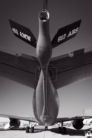 Foto de Mirando la cola de un Stratotanker KC-135 de la Fuerza Aérea de los Estados Unidos en el Miramar Airshow 2022 en San Diego, California. - Imagen libre de derechos