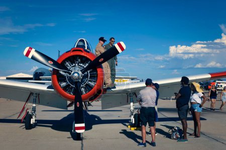 Téléchargez les photos : Les spectateurs parlent avec un pilote d'un T-28 Trojan formateur au 2022 Miramar Airshow à San Diego, Californie. - en image libre de droit