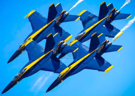 Téléchargez les photos : Les Blue Angels de l'US Navy en formation serrée, avec de la fumée allumée, au Miramar Airshow 2022 à San Diego, Californie. - en image libre de droit