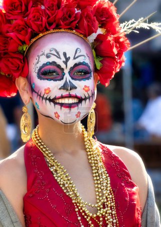 Téléchargez les photos : Une femme sourit au 2022 Day of the Dead Festival and Parade au centre-ville d'El Paso, Texas. - en image libre de droit