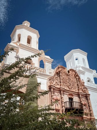 Foto de La Misión San Xavier del Bac, construida entre 1783-1797, se encuentra cerca de Tucson, Arizona. - Imagen libre de derechos