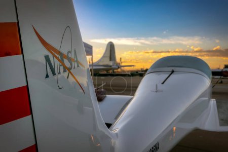 Téléchargez les photos : Un avion d'exposition statique de la NASA au lever du soleil dans le 2022 Miramar Airshow à San Diego, Californie. - en image libre de droit