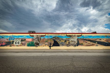 Foto de Este gran y hermoso mural, de Doug y Sharon Quarles, está en una pared cerca de la histórica Ruta 66 en Tucumcari, Nuevo México. - Imagen libre de derechos