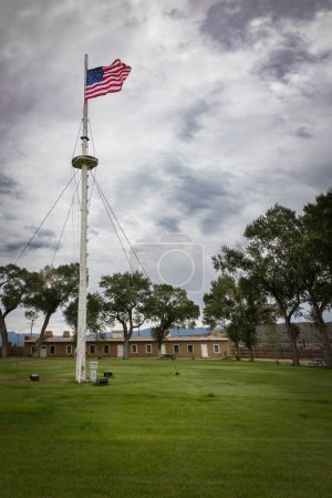 Téléchargez les photos : Le drapeau américain flotte sur les restes du poste de l'armée américaine Fort Garland, dans le Colorado, qui était un poste actif de 1858 à 1883 dans le territoire du Nouveau-Mexique. - en image libre de droit