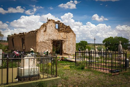 Téléchargez les photos : Les ruines de la chapelle et cimetière de Santa Rosa de Lima à Santa Rosa, Nouveau-Mexique. - en image libre de droit