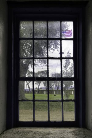 Téléchargez les photos : Vue à travers une fenêtre depuis un bâtiment survivant du poste de l'armée américaine de Fort Garland, Colorado. - en image libre de droit