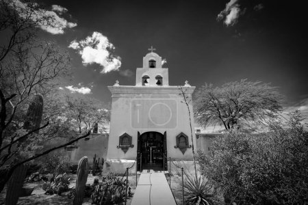 Foto de A side building, the Mortuary Chapel, at the San Xavier del bac Mission - Imagen libre de derechos