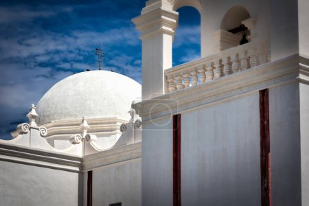 Foto de The Spanish mission, San Xavier del bac, built in 1797 and still standing near Tucson, Arizona. - Imagen libre de derechos